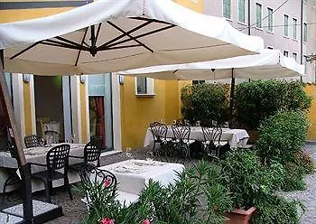 杜莫里酒店 3*
